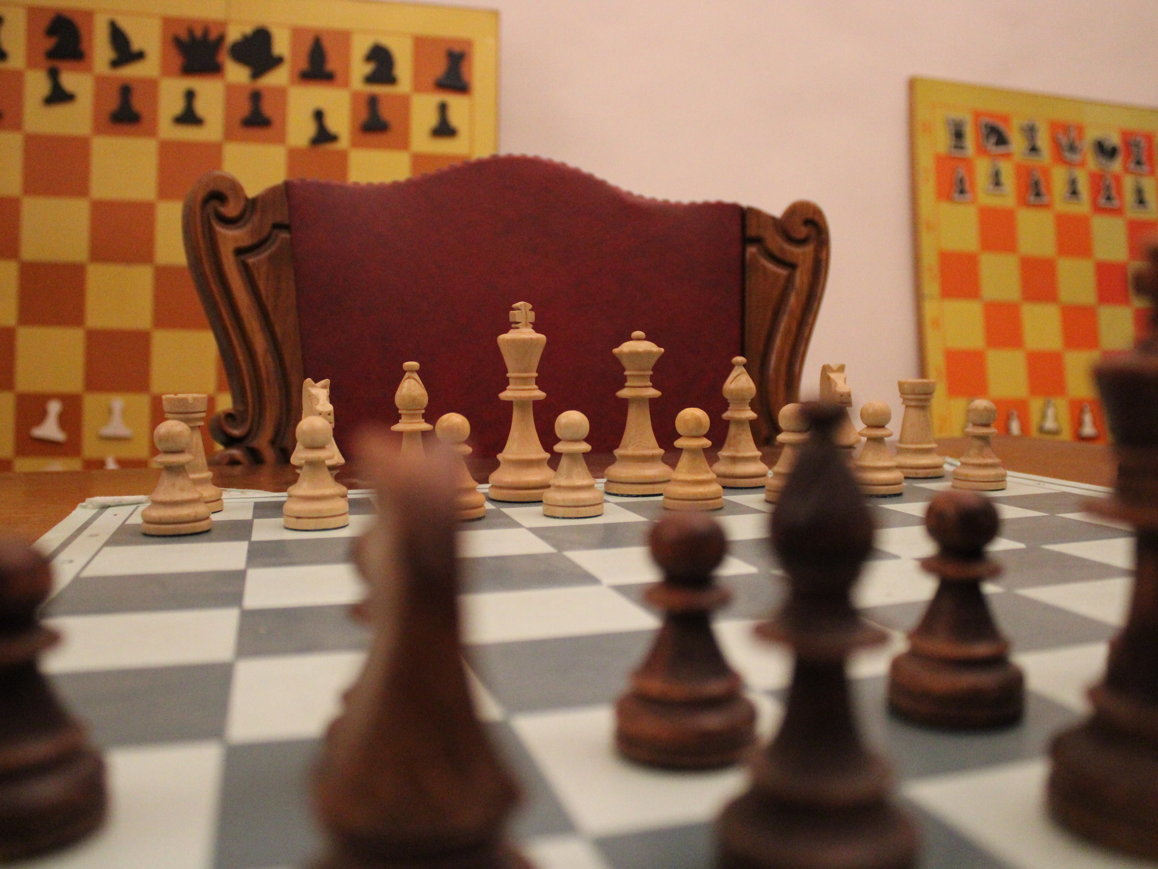 Классическая шахматная доска с аккуратно раставленными фигурами